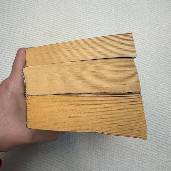 3 books by V.C. Andrews Paperbacks - Picture 4 of 4